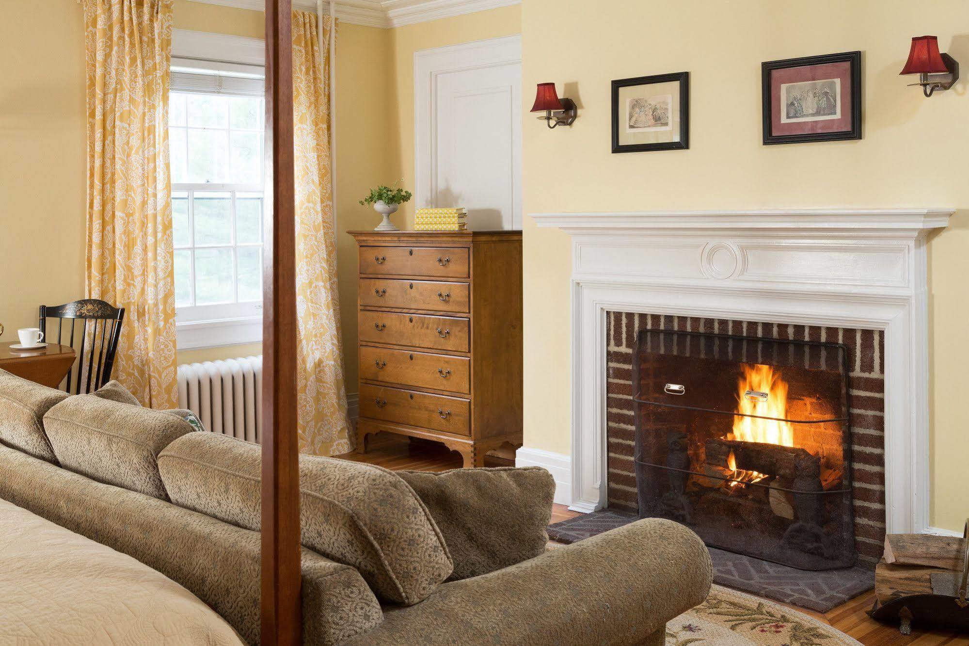 Four Chimneys Inn เบนนิงตัน ภายนอก รูปภาพ